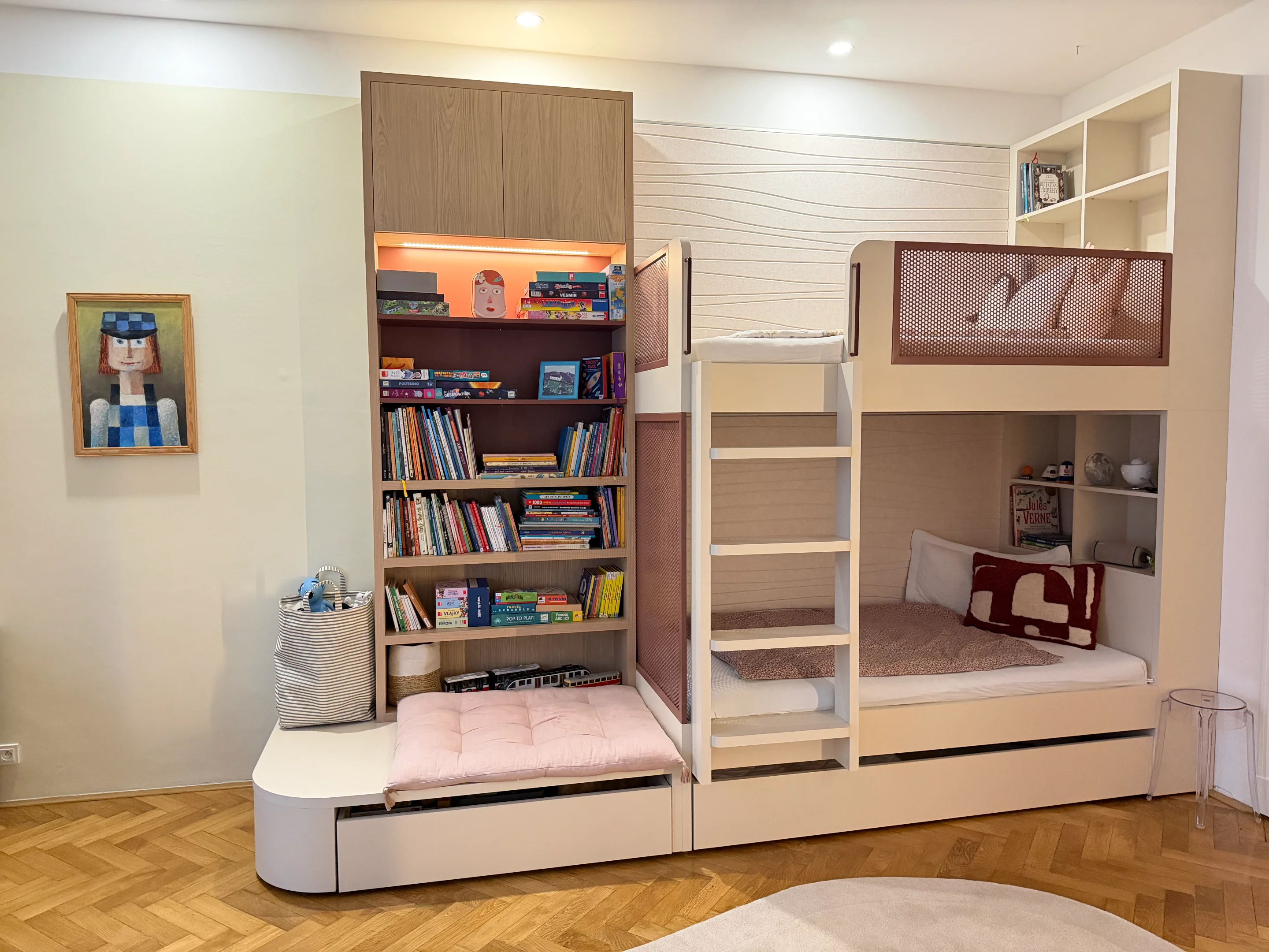 Dětský pokoj s patrovou postelí knihovnou a hračkami.